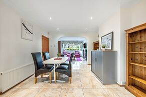 5- bed gem in Barnet, Short let Luxury Awaits