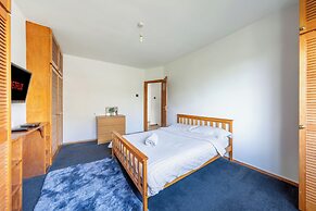 5- bed gem in Barnet, Short let Luxury Awaits