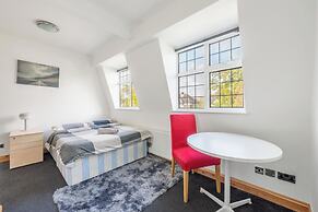 House - Sleeps 10 - Garden - Parking