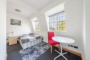 5- bed gem in Barnet, Short let Luxury Awaits