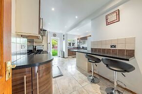 5- bed gem in Barnet, Short let Luxury Awaits