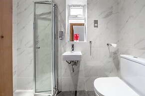 5- bed gem in Barnet, Short let Luxury Awaits