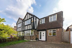5- bed gem in Barnet, Short let Luxury Awaits