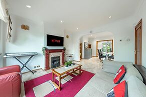 5- bed gem in Barnet, Short let Luxury Awaits
