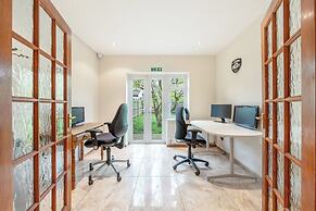 5- bed gem in Barnet, Short let Luxury Awaits