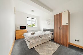 5- bed gem in Barnet, Short let Luxury Awaits