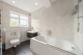 5- bed gem in Barnet, Short let Luxury Awaits