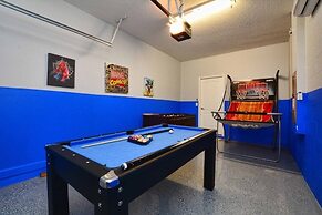 Close To Clubhouse, Pool & Jucuzzi-7031sr 6 Bedroom Home by RedAwning