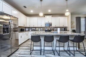 Close To Clubhouse, Pool & Jucuzzi-7031sr 6 Bedroom Home by RedAwning