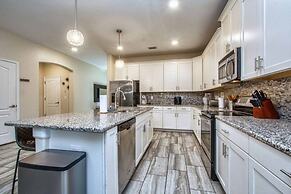 Close To Clubhouse, Pool & Jucuzzi-7031sr 6 Bedroom Home by RedAwning