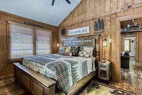 Er26 - Sasquatch Inn - Great Location! Close To Town Resort Pool! 2 Be