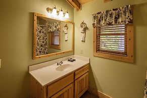 Er302 - Best Of Times Great Location-close To Town 2 Bedroom Cabin by 
