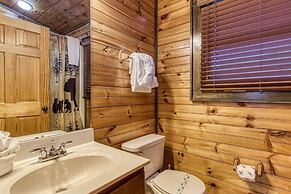 Gatlinburg Enchantment - 3br - 3ba Sleeps 10! 3 Bedroom Cabin