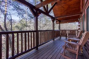 Gatlinburg Enchantment - 3br - 3ba Sleeps 10! 3 Bedroom Cabin