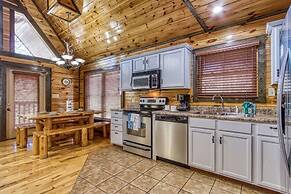 Gatlinburg Enchantment - 3br - 3ba Sleeps 10! 3 Bedroom Cabin