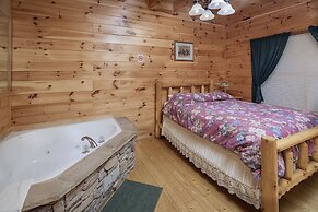 Bear Hugs - Great Cabin! 2 Bedroom Cabin by RedAwning