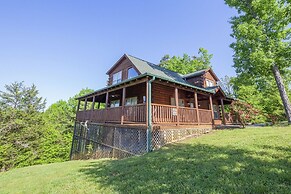 Bear Hugs - Great Cabin! 2 Bedroom Cabin by RedAwning