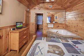 Bear Hugs - Great Cabin! 2 Bedroom Cabin by RedAwning