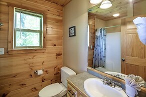 Bear Hugs - Great Cabin! 2 Bedroom Cabin by RedAwning