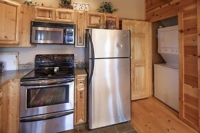 Bear Hugs - Great Cabin! 2 Bedroom Cabin by RedAwning