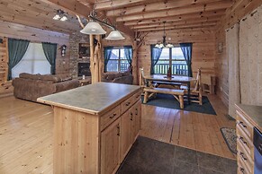 Bear Hugs - Great Cabin! 2 Bedroom Cabin by RedAwning