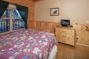 Bear Hugs - Great Cabin! 2 Bedroom Cabin by RedAwning