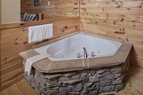 Bear Hugs - Great Cabin! 2 Bedroom Cabin by RedAwning