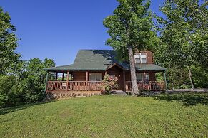 Bear Hugs - Great Cabin! 2 Bedroom Cabin by RedAwning
