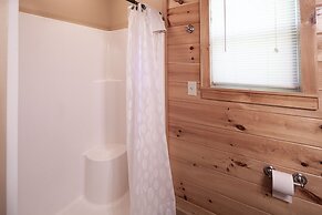 Bear Hugs - Great Cabin! 2 Bedroom Cabin by RedAwning