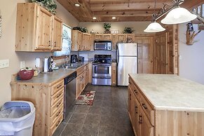 Bear Hugs - Great Cabin! 2 Bedroom Cabin by RedAwning