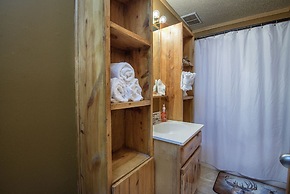 Er103 - Knotty Pine Great Location - Close To Town! 2 Bedroom Cabin by