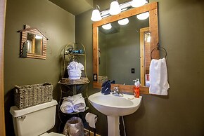 Er103 - Knotty Pine Great Location - Close To Town! 2 Bedroom Cabin by