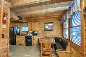 Er103 - Knotty Pine Great Location - Close To Town! 2 Bedroom Cabin by