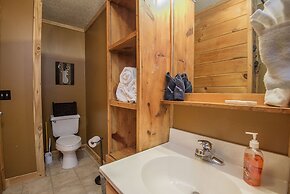 Er103 - Knotty Pine Great Location - Close To Town! 2 Bedroom Cabin by
