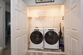 5 Bedrooms Townhome w- Splashpool - 8205SA 5 Townhouse by RedAwning