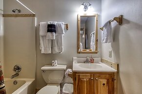 Er6 - On Eagles' Wings - Great Location. Close To All The Action! 6 Be