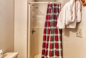 Er6 - On Eagles' Wings - Great Location. Close To All The Action! 6 Be