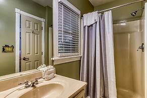 Er96 - Squirrel's Leap - Great Location! Close To Town! 2 Bedroom Cabi