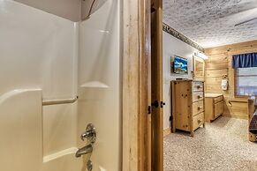 Er301 - Eagle's Hideaway - Great Location! Close To All The Action! 2 