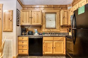 Er301 - Eagle's Hideaway - Great Location! Close To All The Action! 2 