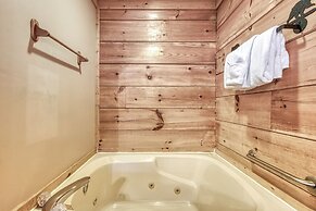 Er301 - Eagle's Hideaway - Great Location! Close To All The Action! 2 