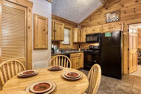 Er301 - Eagle's Hideaway - Great Location! Close To All The Action! 2 