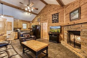 Er301 - Eagle's Hideaway - Great Location! Close To All The Action! 2 