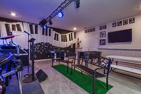 Storey Lake 8 Bed Lake Front Pool & Spa - 1684str 8 Bedroom Home by Re