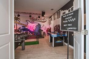 Storey Lake 8 Bed Lake Front Pool & Spa - 1684str 8 Bedroom Home by Re