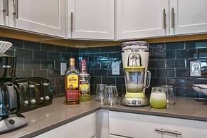 Storey Lake 8 Bed Lake Front Pool & Spa - 1684str 8 Bedroom Home by Re