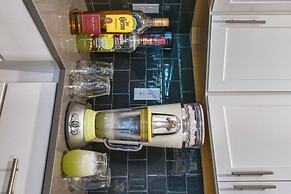 Storey Lake 8 Bed Lake Front Pool & Spa - 1684str 8 Bedroom Home by Re