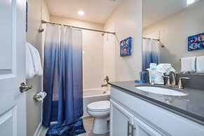 Storey Lake 8 Bed Lake Front Pool & Spa - 1684str 8 Bedroom Home by Re