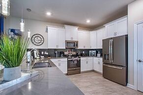 Storey Lake 8 Bed Lake Front Pool & Spa - 1684str 8 Bedroom Home by Re