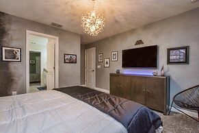 Storey Lake 8 Bed Lake Front Pool & Spa - 1684str 8 Bedroom Home by Re